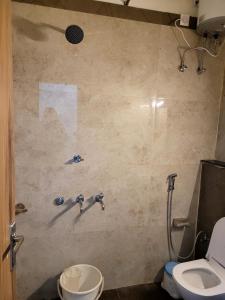 ein Bad mit einer Dusche, einem WC und einem Waschbecken in der Unterkunft Marks Farm in Alwar