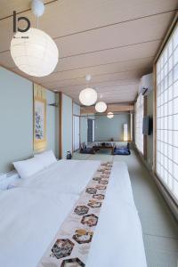 um quarto grande com uma cama grande e duas luzes em Hanagin - Spacious 2 bedroom Japanese Apt for 10 ppl 401 em Hiroshima
