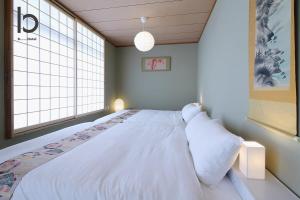 Ένα ή περισσότερα κρεβάτια σε δωμάτιο στο Hanagin by b hotel - Spacious 2 bedroom Japanese Apt for 10 ppl 401
