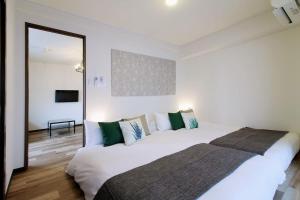 เตียงในห้องที่ Hottie - 1 Bedrm Apt 5mins from Hiroshima Sta 5ppl 302