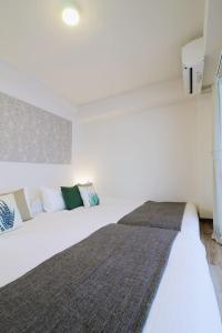 เตียงในห้องที่ Hottie - 1 Bedrm Apt 5mins from Hiroshima Sta 5ppl 302