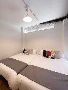 um quarto com uma cama grande num quarto em bHOTEL Kaniwasou 101 1BR good for 8PPL in the scenic Island of Miyajima em Hatsukaichi