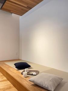 bHOTEL Kaniwasou 101 1BR good for 10PPL in the scenic Island of Miyajima客房内的一张或多张床位