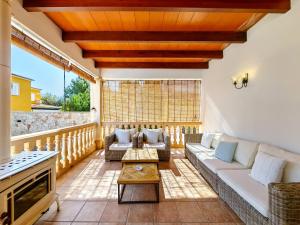 een woonkamer met een bank en een tafel bij Villa l'Auba - Charming villa with pool close to Palma and Soller in Bunyola