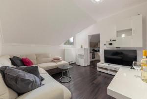 salon z kanapą i telewizorem w obiekcie Cadys Apartment w mieście Kranjska Gora