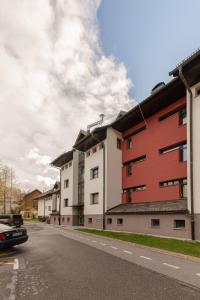 rząd budynków po stronie ulicy w obiekcie Cadys Apartment w mieście Kranjska Gora