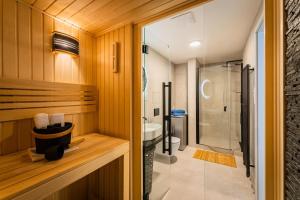 een badkamer met een douche, een toilet en een wastafel bij Romantic wellness apartment in Praag