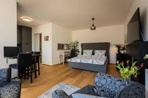 sala de estar con cama y comedor en Romantic wellness apartment, en Praga