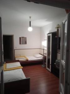 Habitación con 2 camas y mesa con lámpara. en Apartments by the sea Drace, Peljesac - 14019, en Janjina