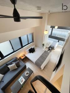 Piccola camera con letto e divano. di bHOTEL Nekoyard - Brand new 1BR Apt for 7 ppl with loft Few Mins Walk To Peace Park a Hiroshima