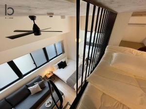 Katil atau katil-katil dalam bilik di bHOTEL Nekoyard - Contemporary Loft Studio Near Peace Park
