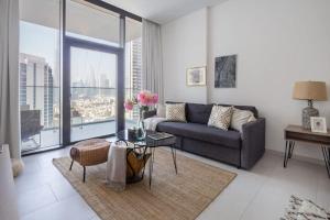 - un salon avec un canapé et une table dans l'établissement Frank Porter - Marquise Square, à Dubaï