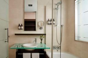 een badkamer met een wastafel en een douche bij NH Tenerife in Santa Cruz de Tenerife