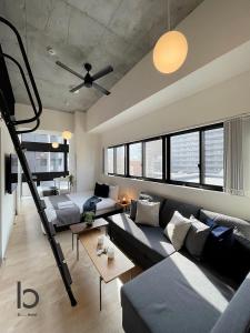 Posezení v ubytování b hotel Nekoyard - Bright Loft Studio 5 Min Walk to Peace Park & City Center