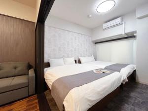 เตียงในห้องที่ bHOTEL Casaen - Cozy 1BR near Hondori Shopping Arcade, Room wifi