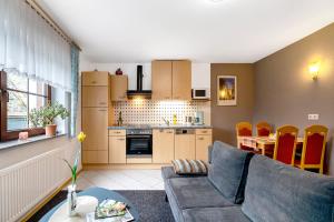uma sala de estar com um sofá e uma cozinha em Am Tivoli em Hermeskeil