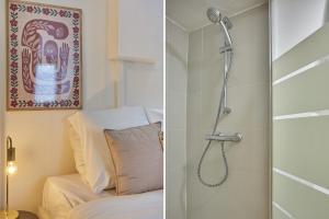 una doccia in un bagno accanto a un letto di Studio Place Vendome by Studio prestige a Parigi