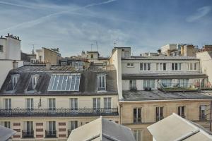 un gruppo di edifici con finestre e tetti di Studio Place Vendome by Studio prestige a Parigi