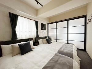 Voodi või voodid majutusasutuse bHOTEL Nagomi - Beautiful 2BR Apt City Center for 10 Ppl toas