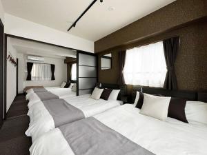 Postel nebo postele na pokoji v ubytování bHOTEL Nagomi - Large 2BR Apt City Center for 10 Ppl