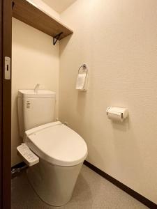 广岛Nagomi by b hotel - Comfy Apartment for 3 people near City Center的房间里有白色马桶的浴室