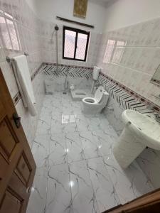 uma casa de banho com um WC e um lavatório em Royal Executive Inn Guest House em Islamabad