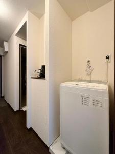 Kuchyň nebo kuchyňský kout v ubytování Nagomi by b hotel - Luxe Apartment Near the City Center for 3Ppl