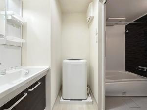尾道市bHOTEL Yutori - 1Br Apt with Balcony for 4 Ppl in Onomichi的带马桶和水槽的白色浴室 更多19张照片