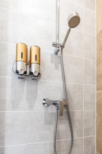 eine Dusche im Bad mit Duschkopf in der Unterkunft Espaces Gîtes in Sainte-Escobille