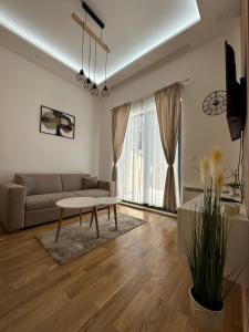 uma sala de estar com um sofá e uma mesa em Zlatiborske terase Spa&Wellness em Zlatibor