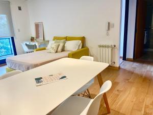 Pokój z łóżkiem, stołem i krzesłami w obiekcie Depto Genova, Zona Norte, Cochera disponible w mieście Rosario