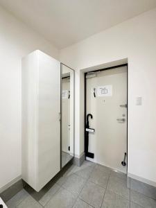 um corredor com dois elevadores num edifício em bHOTEL Yutori - Spacious 2BR Apartment very near the Station em Onomichi