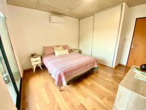 Ένα ή περισσότερα κρεβάτια σε δωμάτιο στο Depto Genova, Zona Norte, cochera con Reserva previa