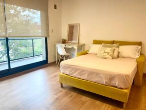 sypialnia z łóżkiem z biurkiem i oknem w obiekcie Depto Genova, Zona Norte, Cochera disponible w mieście Rosario