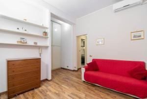 ローマにあるHouse Serenaのリビングルーム(赤いソファ付)