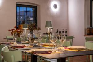 - une table avec des verres, des assiettes et des bouteilles de vin dans l'établissement Savignola Paolina, à Greve in Chianti