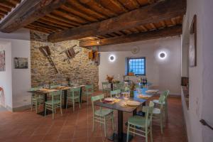 une grande salle à manger avec des tables et des chaises dans l'établissement Savignola Paolina, à Greve in Chianti
