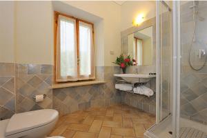 y baño con aseo, lavabo y ducha. en Agriturismo Casa Brunori, en Foligno