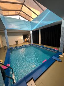 達喀爾的住宿－COMPLEXE BLUE PHOENIX，一座拥有蓝色天花板的大型游泳池