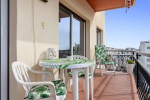 a patio with a table and chairs on a balcony at Apartamento moderno y soleado in Torredembarra