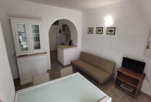 sala de estar con sofá y mesa en Il covo degli Amanti, en Fara in Sabina