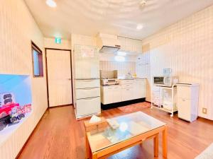 sala de estar con mesa y cocina en Shinjuku/Okubo sta, 3 min walk/switch/board game/65㎡２LDK, en Tokio