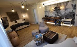 duży salon z łóżkiem i biurkiem w obiekcie Peak Hotel & Event w mieście Salzgitter