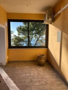 a empty room with a large window and a bucket at MareaSol Casa Vacanze in Santa Maria di Castellabate