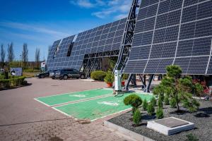 蒂米什瓦拉森纳特酒店的一座装有大量太阳能电池板的大型建筑