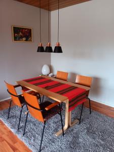 uma sala de jantar com mesa e cadeiras em Old Bank em Hämeenkoski