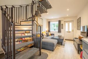 een woonkamer met een wenteltrap in een huis bij Delightful CENTRAL Duplex - 2 Mins To Station in Cambridge