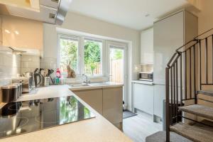 een keuken met een wastafel en een raam bij Delightful CENTRAL Duplex - 2 Mins To Station in Cambridge