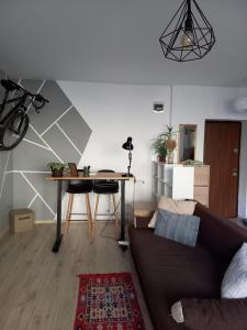 uma sala de estar com um sofá e uma mesa em Apartment close to Cluj-Napoca em Floresti