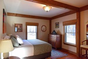 Giường trong phòng chung tại Berkshire Vacation Rentals: Peaceful Post and Beam Loft Sleeps 9